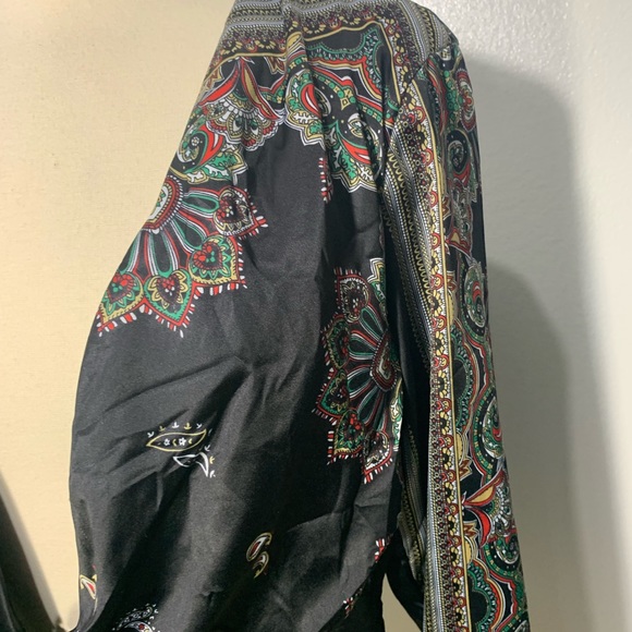 Banjul low v neck blouse - Picture 7 of 8